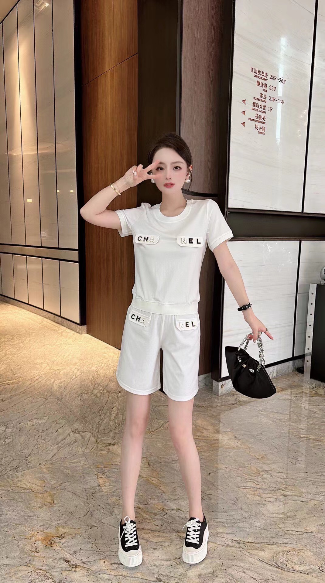 詳細な写真と価格については私に連絡してください。