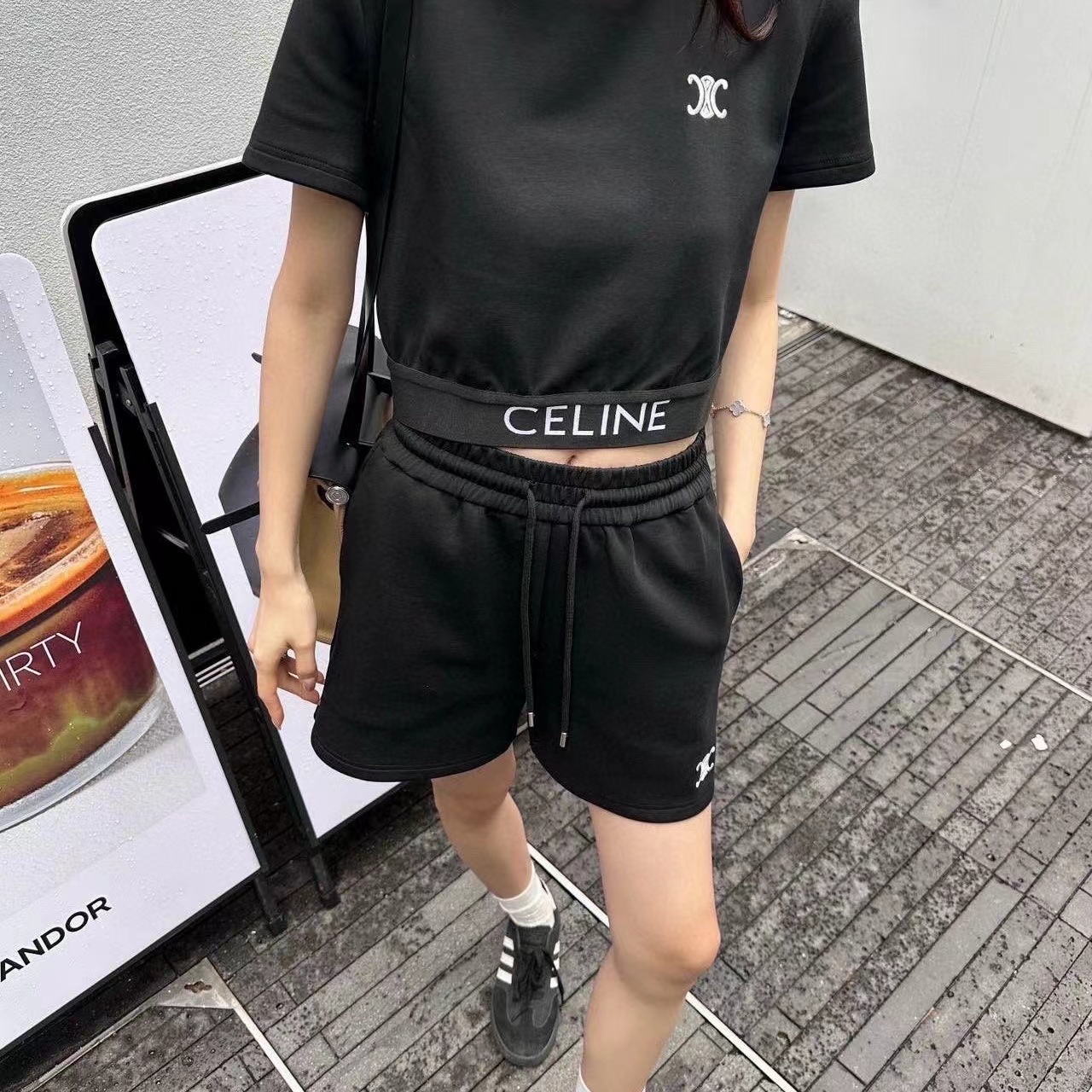 詳細な写真と価格については私に連絡してください。