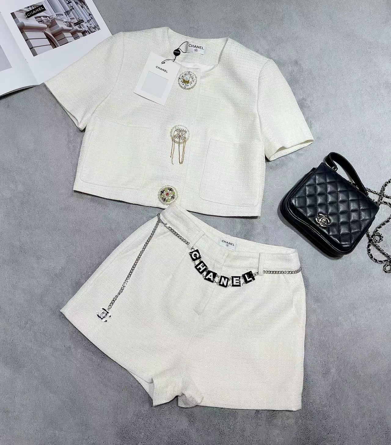 詳細な写真と価格については私に連絡してください。