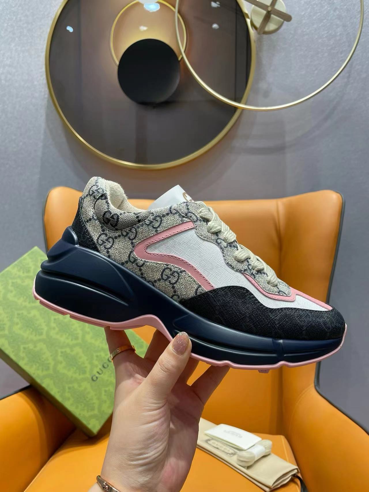 詳細な写真と価格については私に連絡してください。