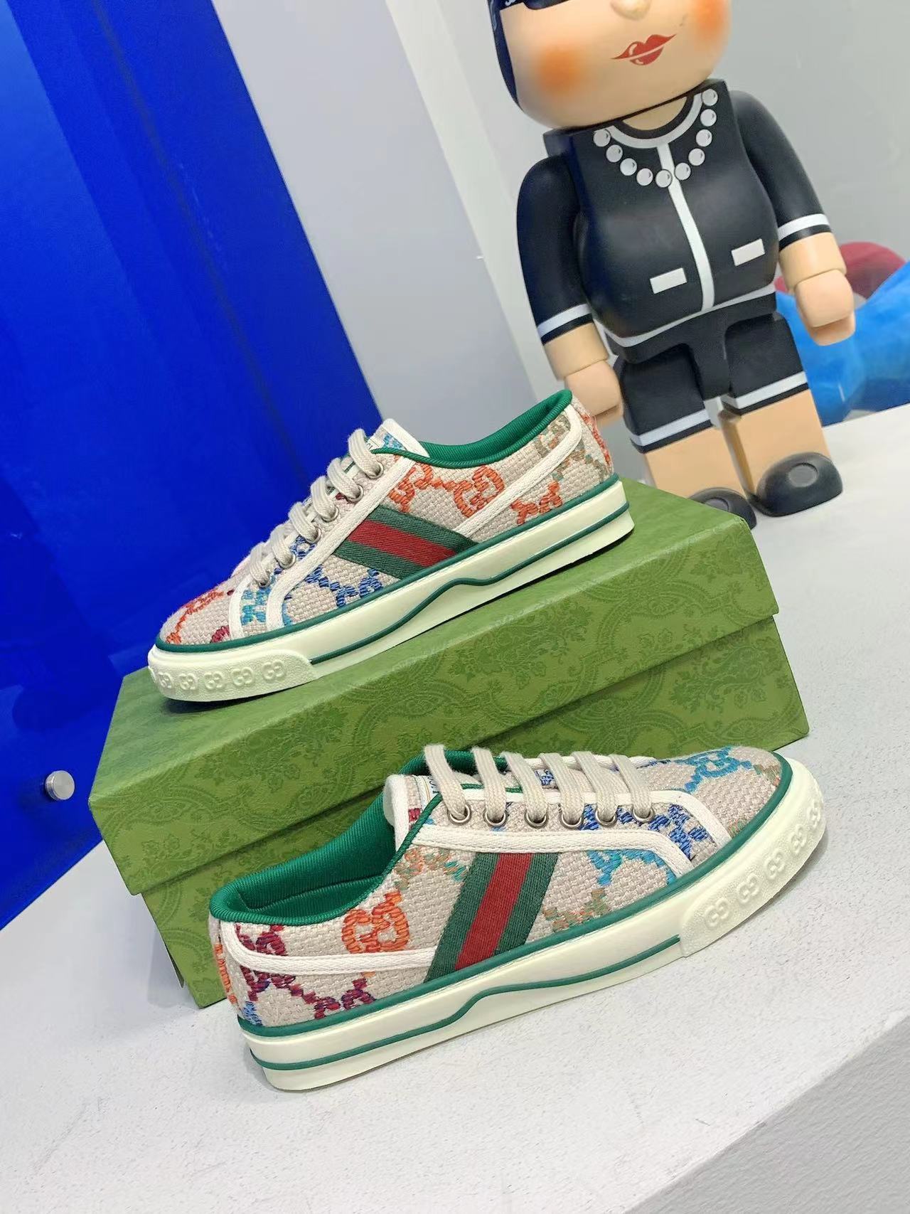 詳細な写真と価格については私に連絡してください。