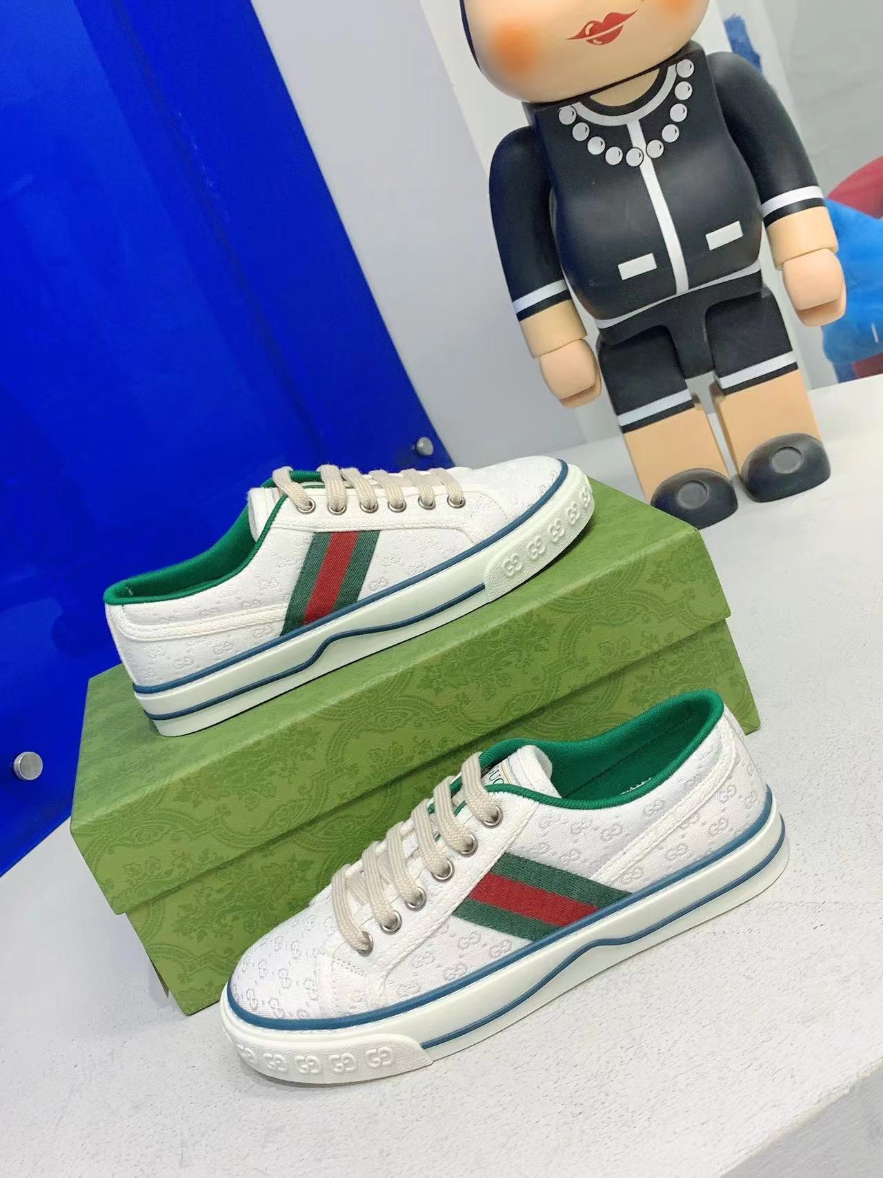 詳細な写真と価格については私に連絡してください。