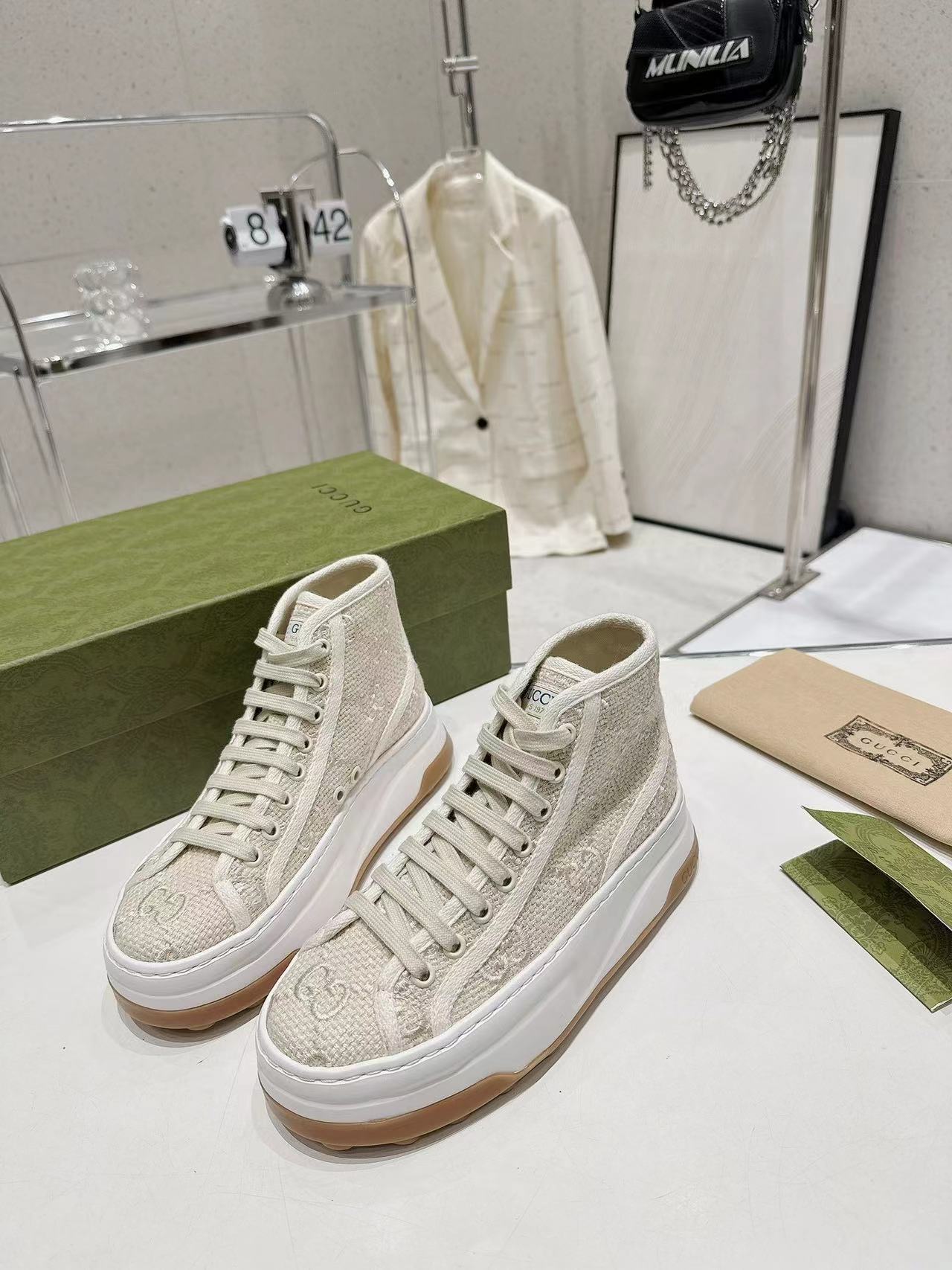 詳細な写真と価格については私に連絡してください。