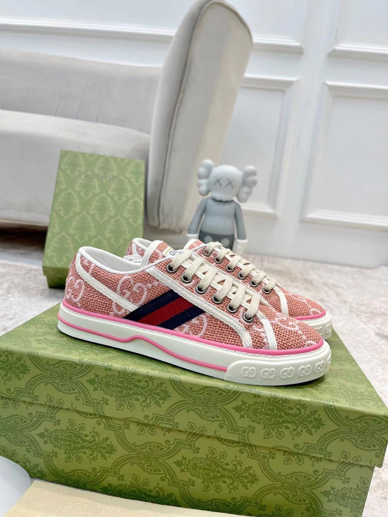 詳細な写真と価格については私に連絡してください。