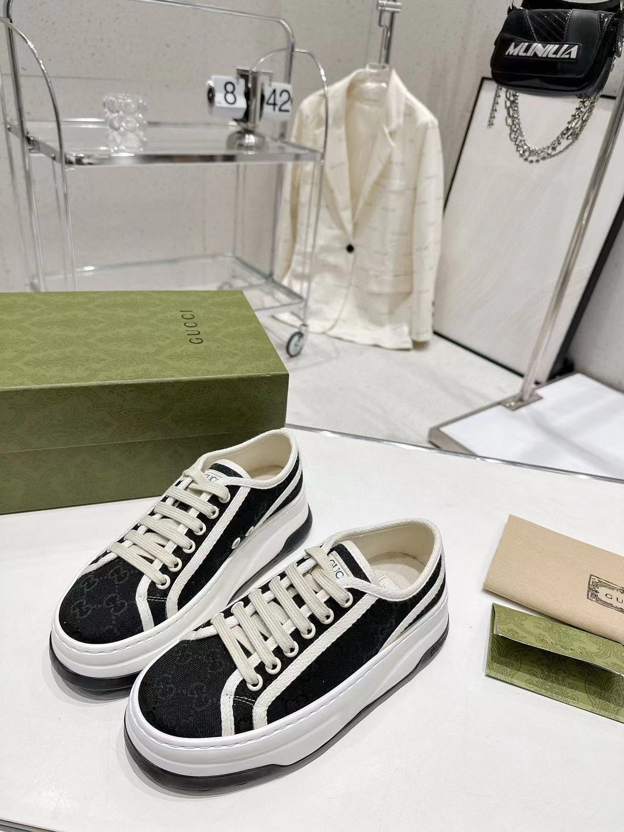 詳細な写真と価格については私に連絡してください。