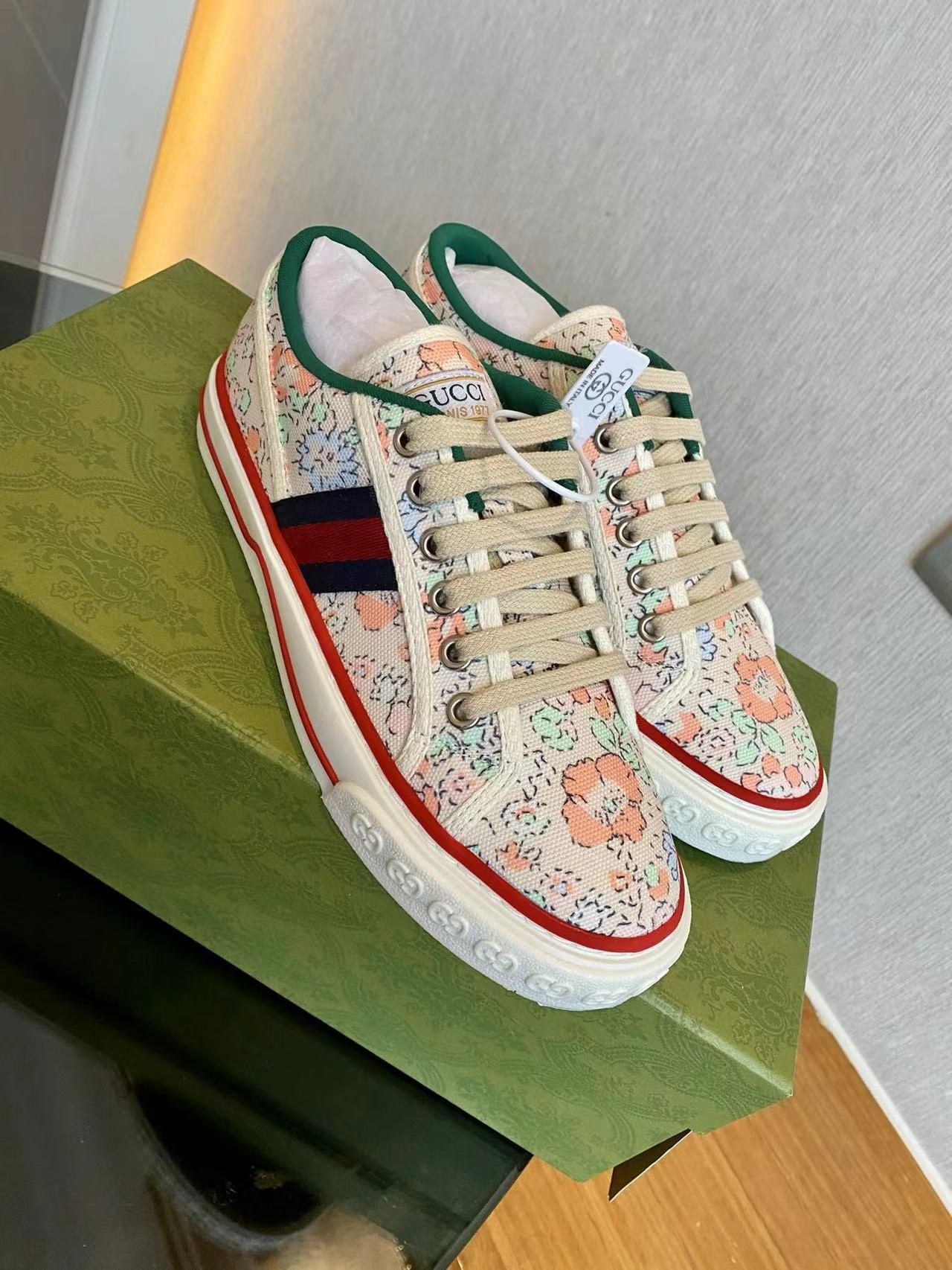 詳細な写真と価格については私に連絡してください。