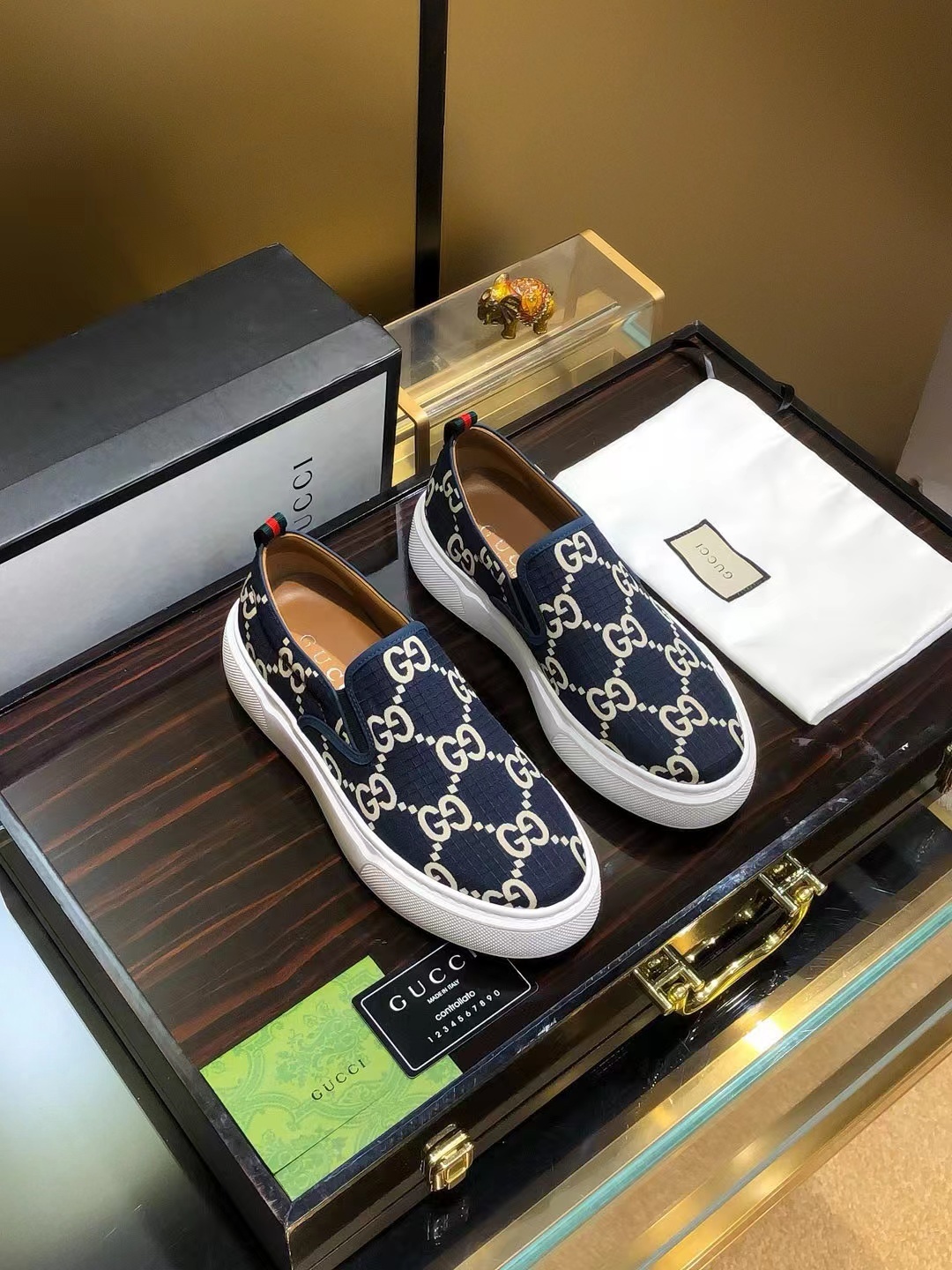 詳細な写真と価格については私に連絡してください。