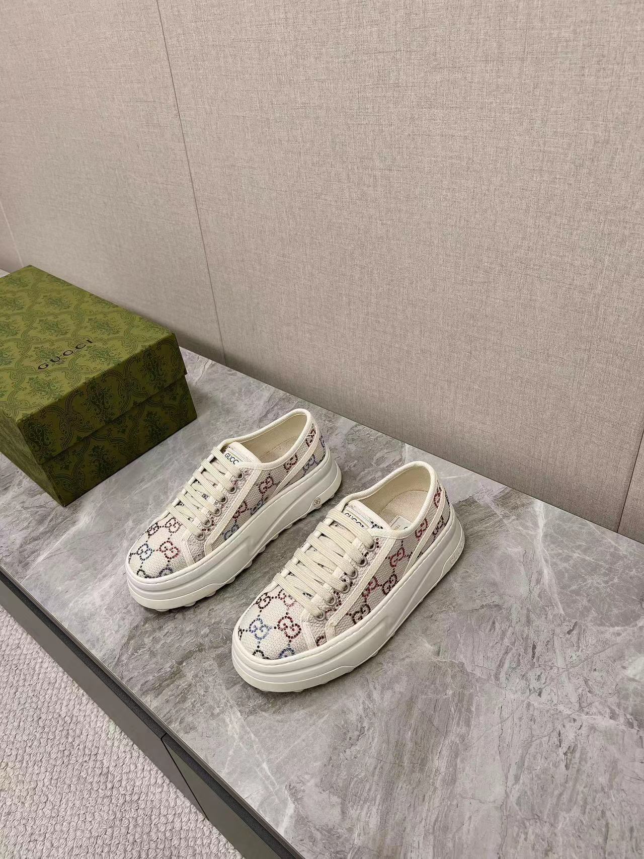 詳細な写真と価格については私に連絡してください。