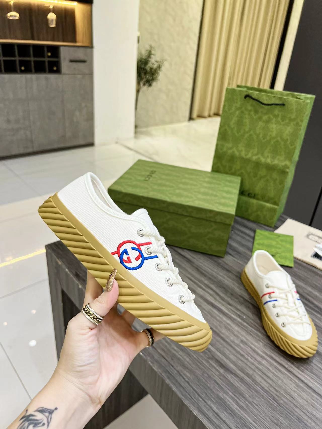 詳細な写真と価格については私に連絡してください。