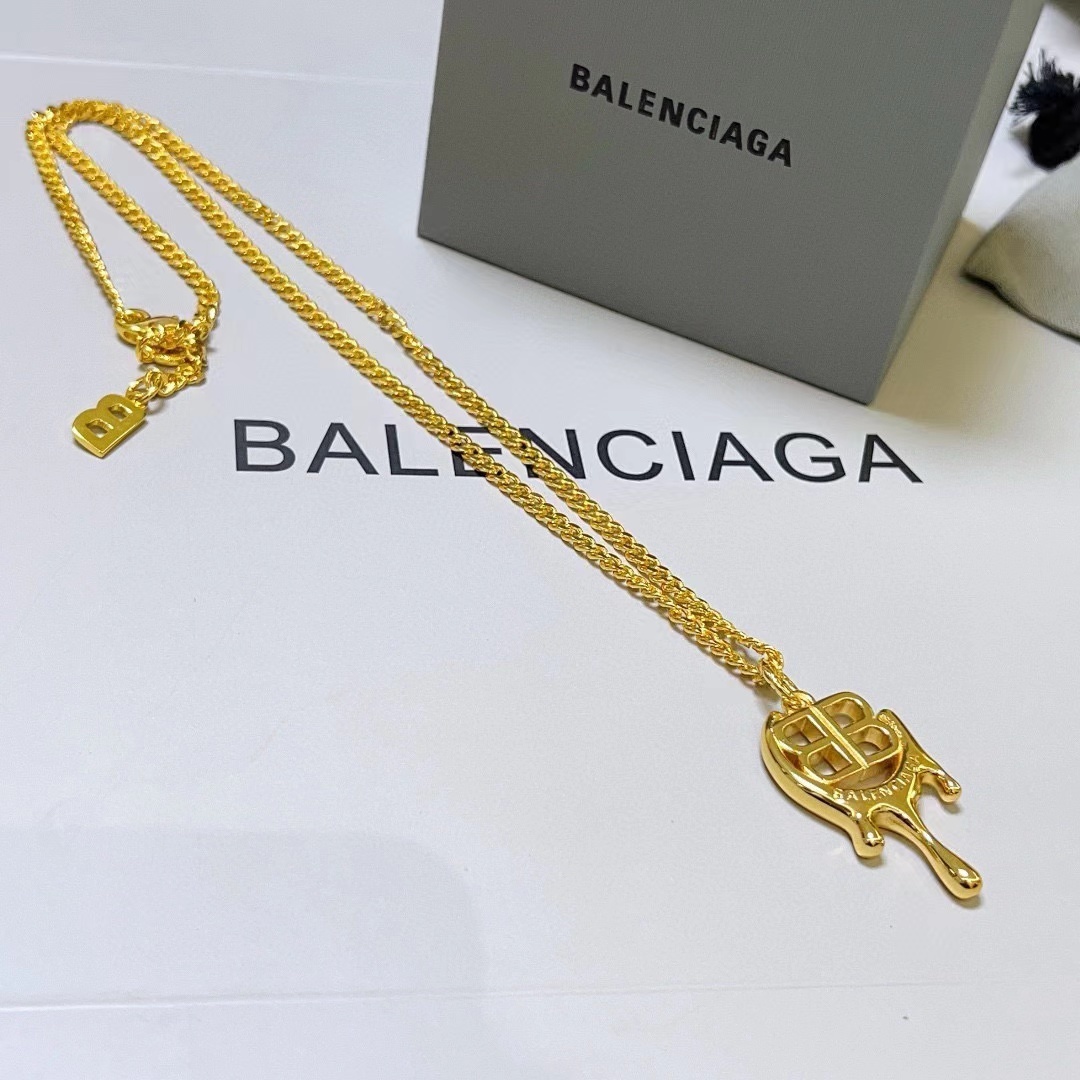 詳細な写真と価格については私に連絡してください。