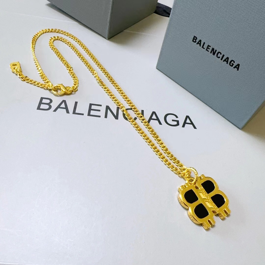 詳細な写真と価格については私に連絡してください。