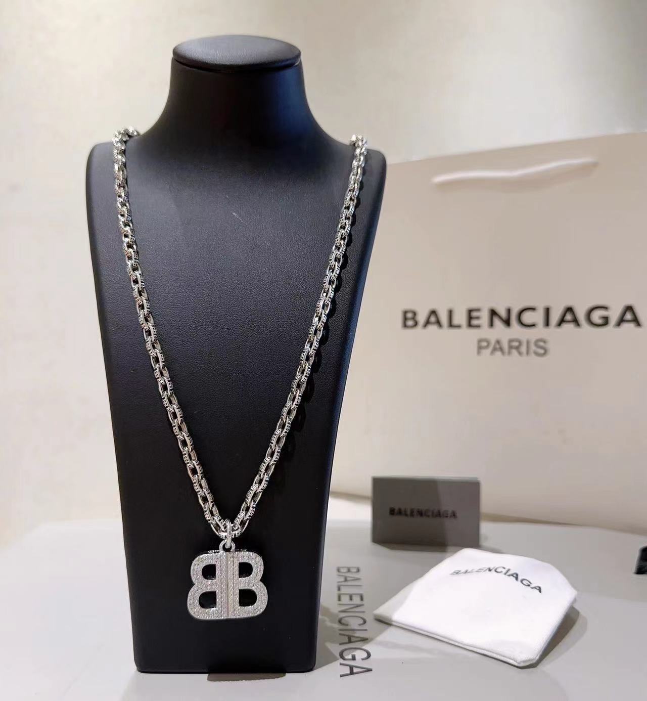 詳細な写真と価格については私に連絡してください。