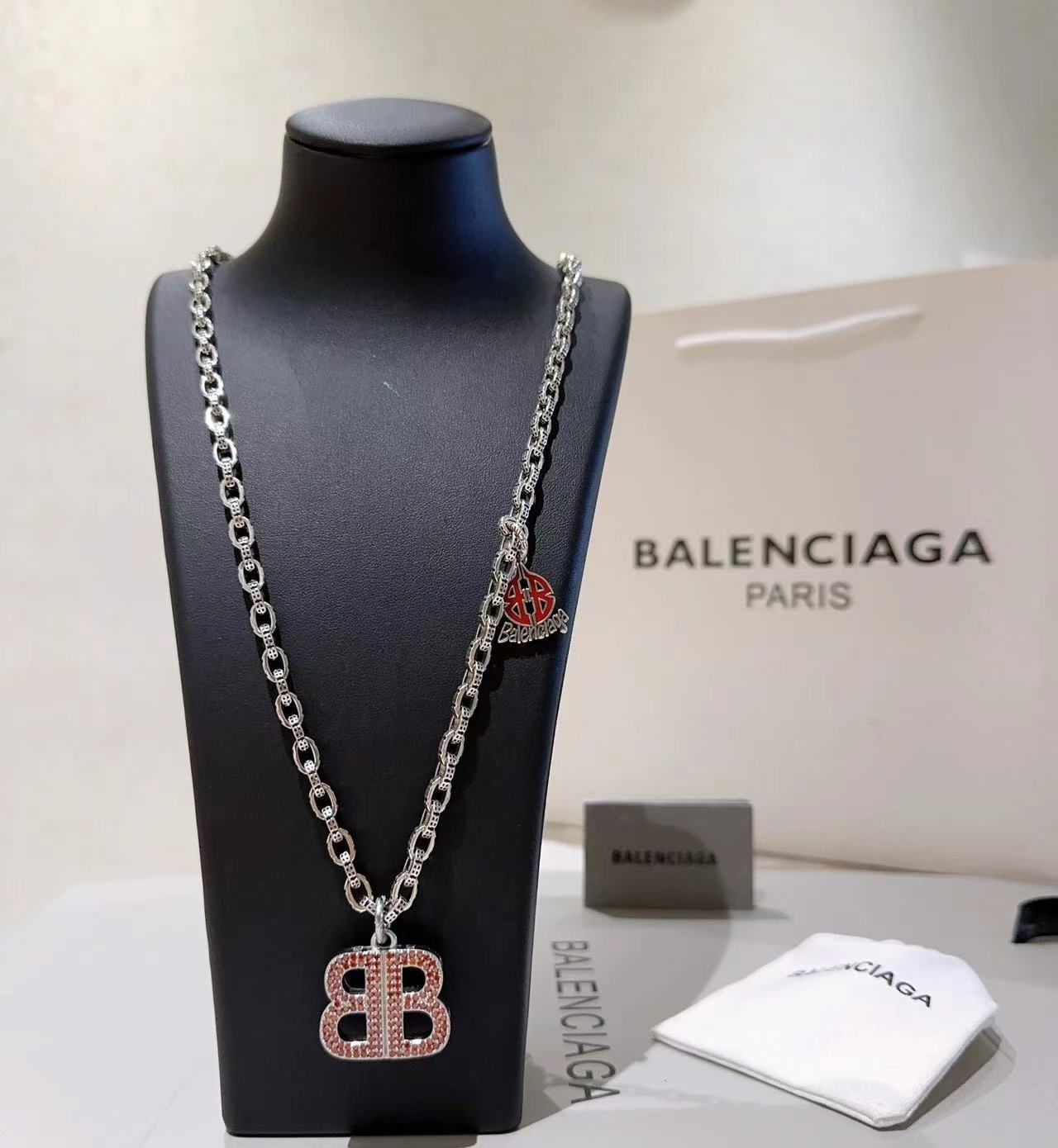 詳細な写真と価格については私に連絡してください。