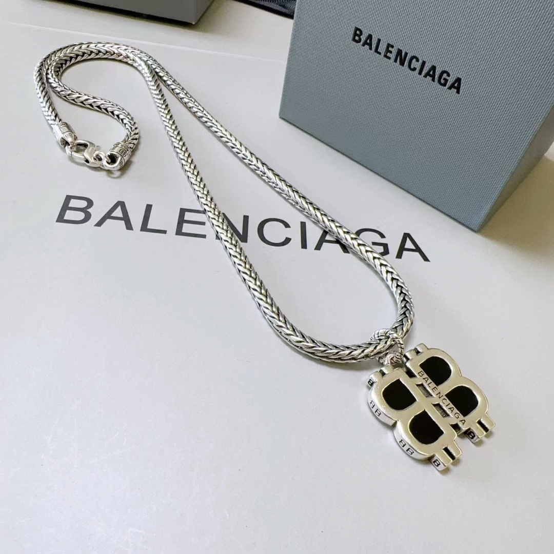 詳細な写真と価格については私に連絡してください。