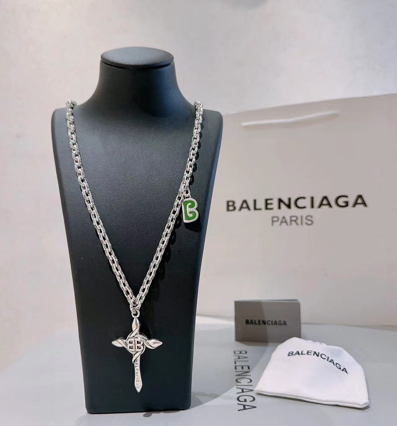 詳細な写真と価格については私に連絡してください。