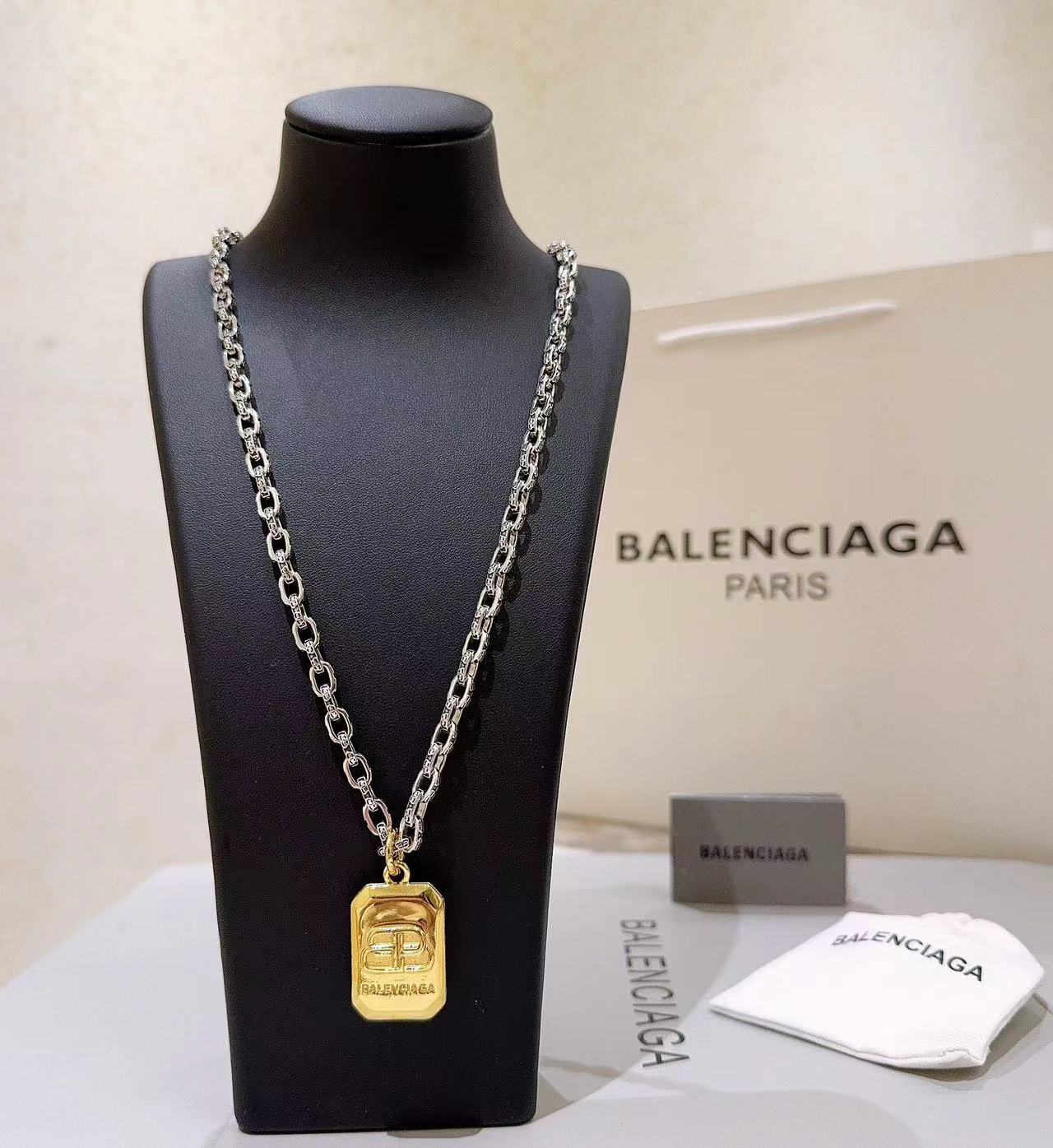 詳細な写真と価格については私に連絡してください。