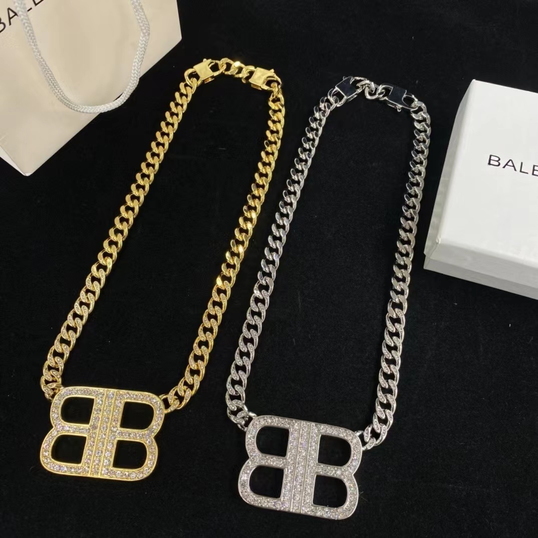 詳細な写真と価格については私に連絡してください。