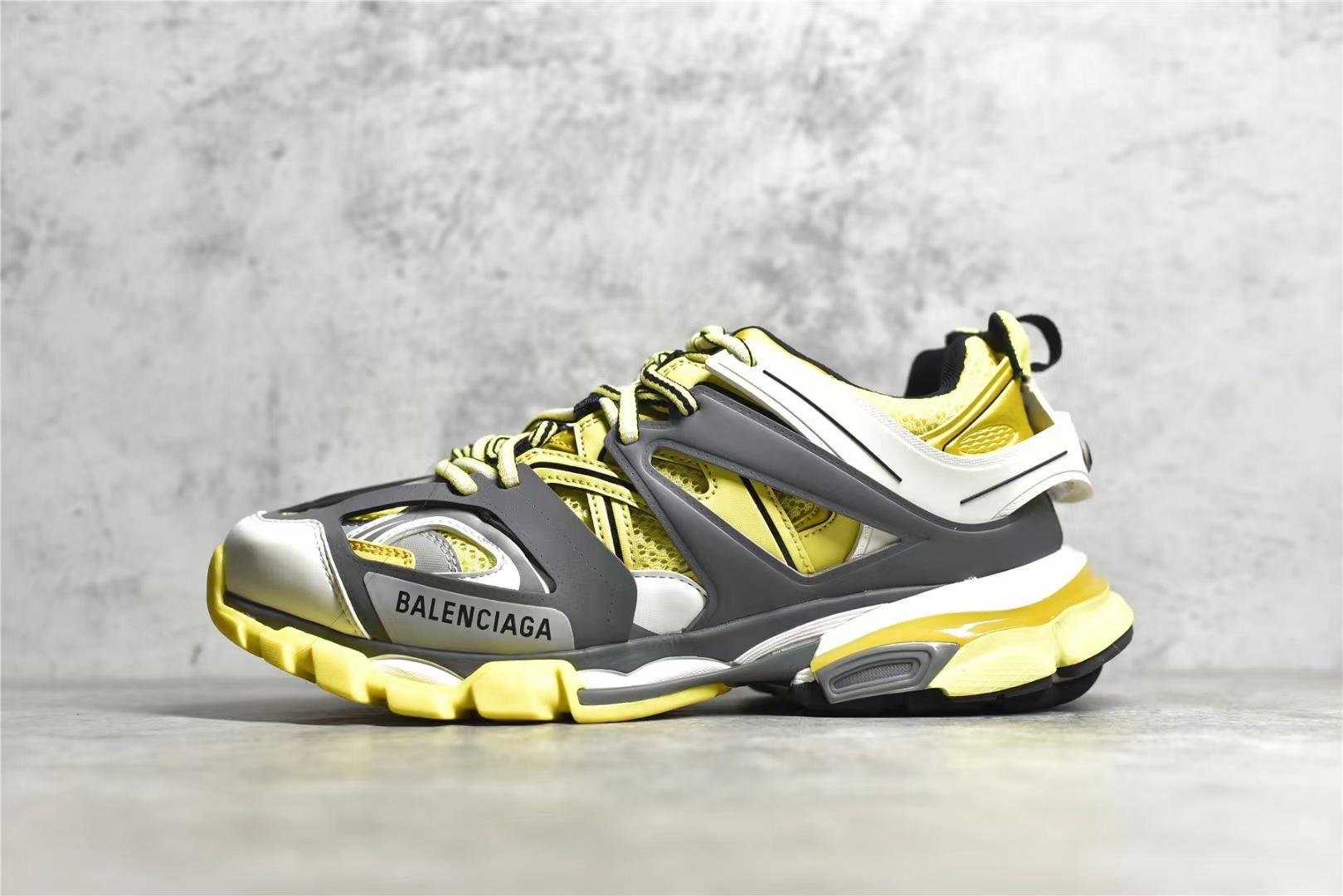 詳細な写真と価格については私に連絡してください。