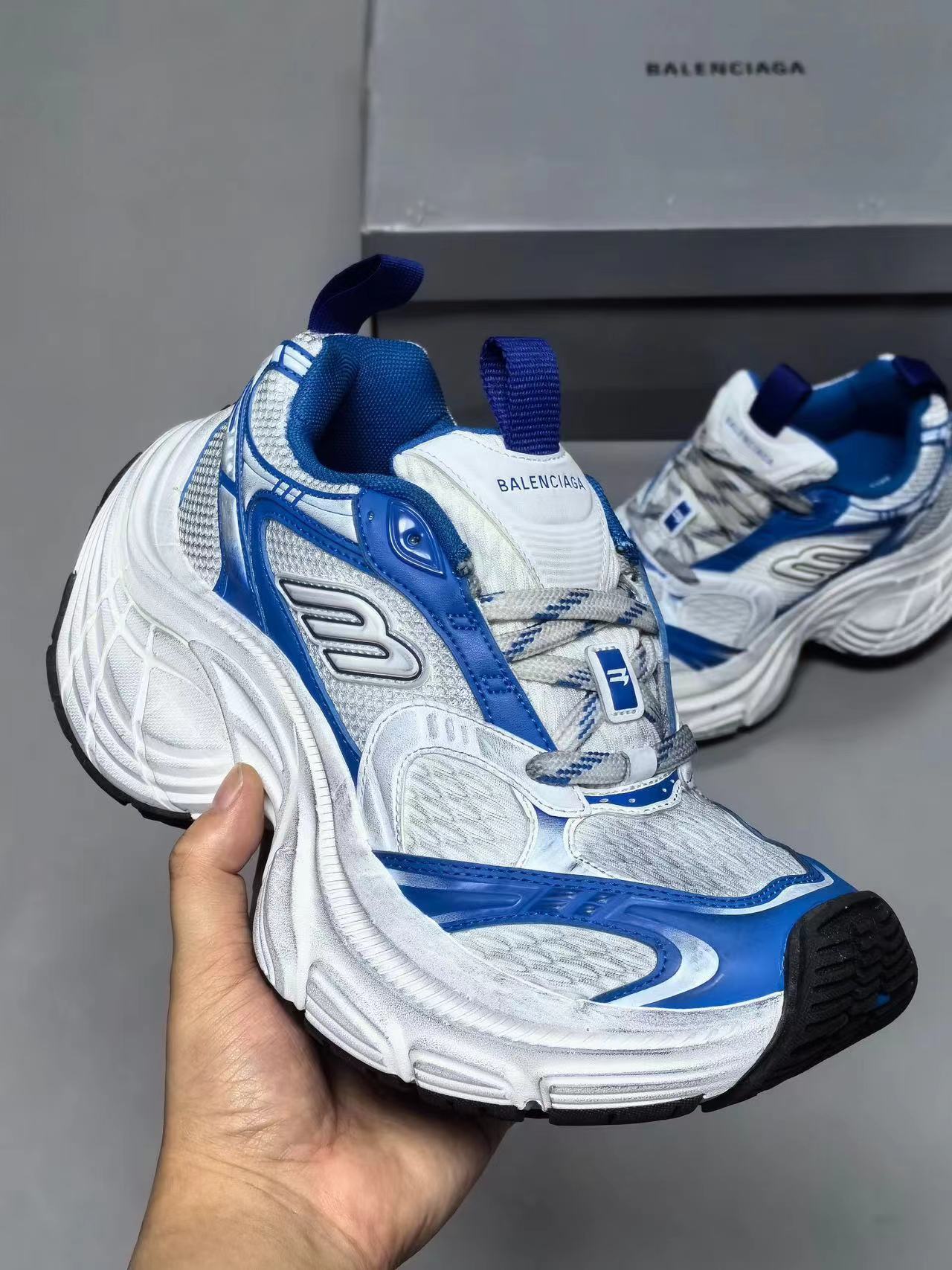 詳細な写真と価格については私に連絡してください。