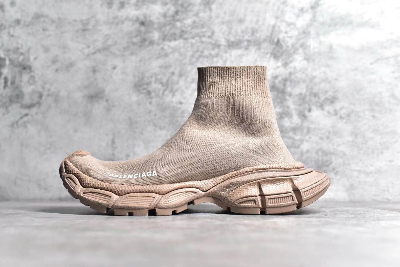 詳細な写真と価格については私に連絡してください。