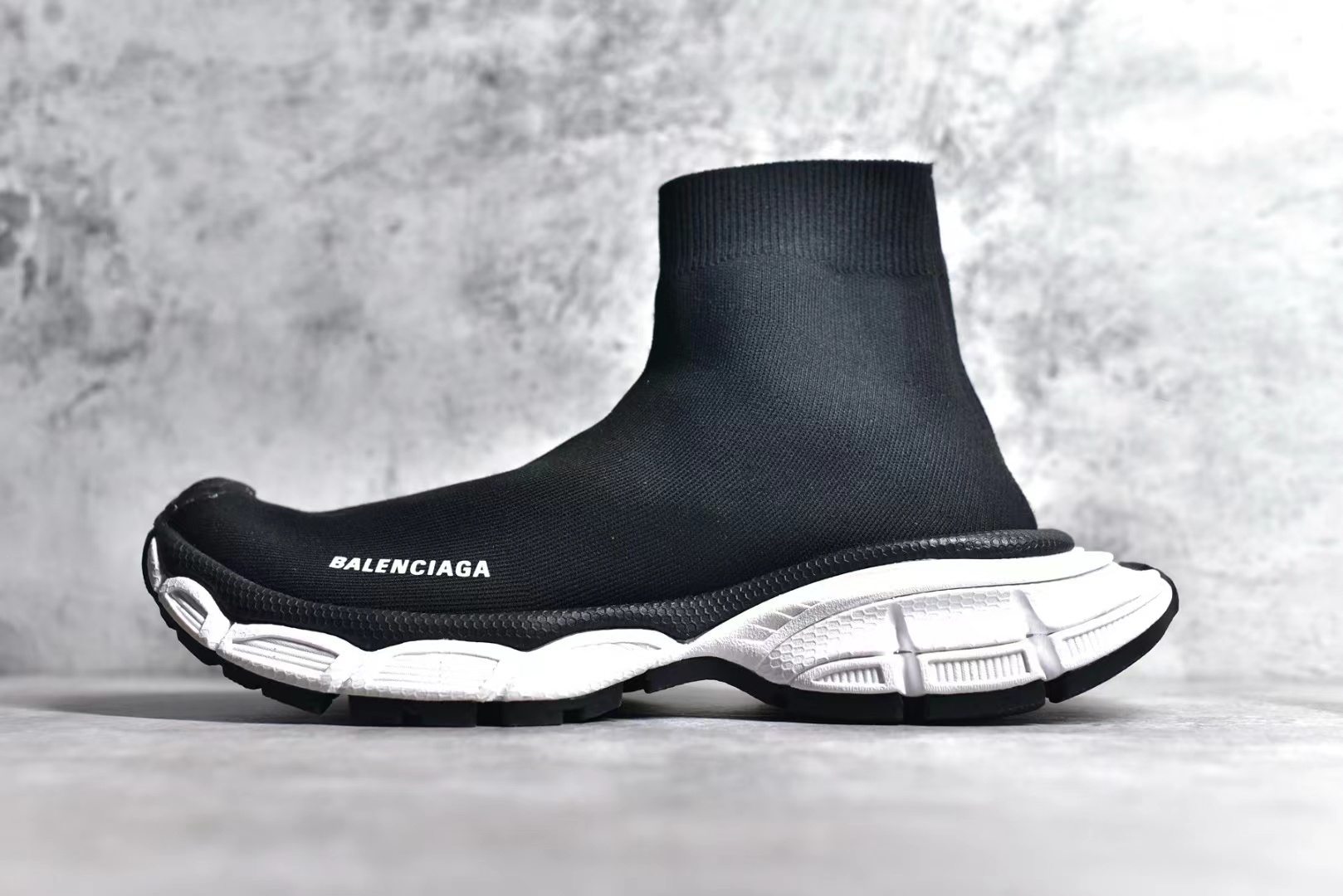 詳細な写真と価格については私に連絡してください。