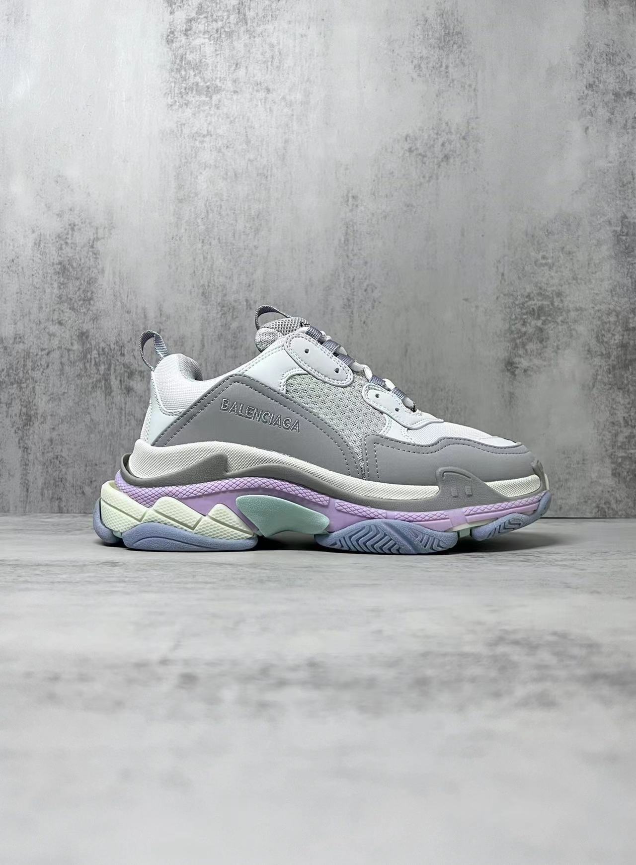 詳細な写真と価格については私に連絡してください。