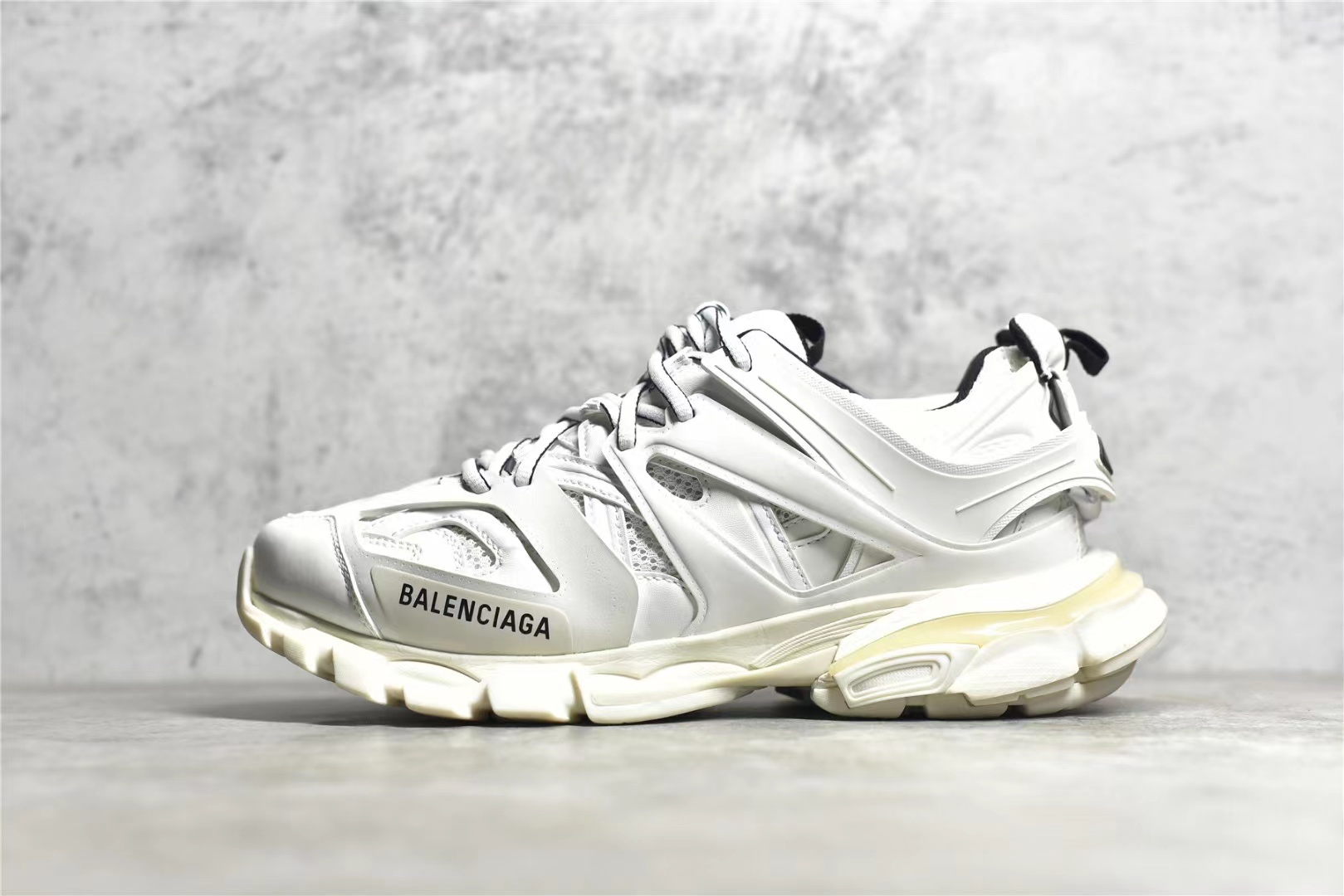 詳細な写真と価格については私に連絡してください。