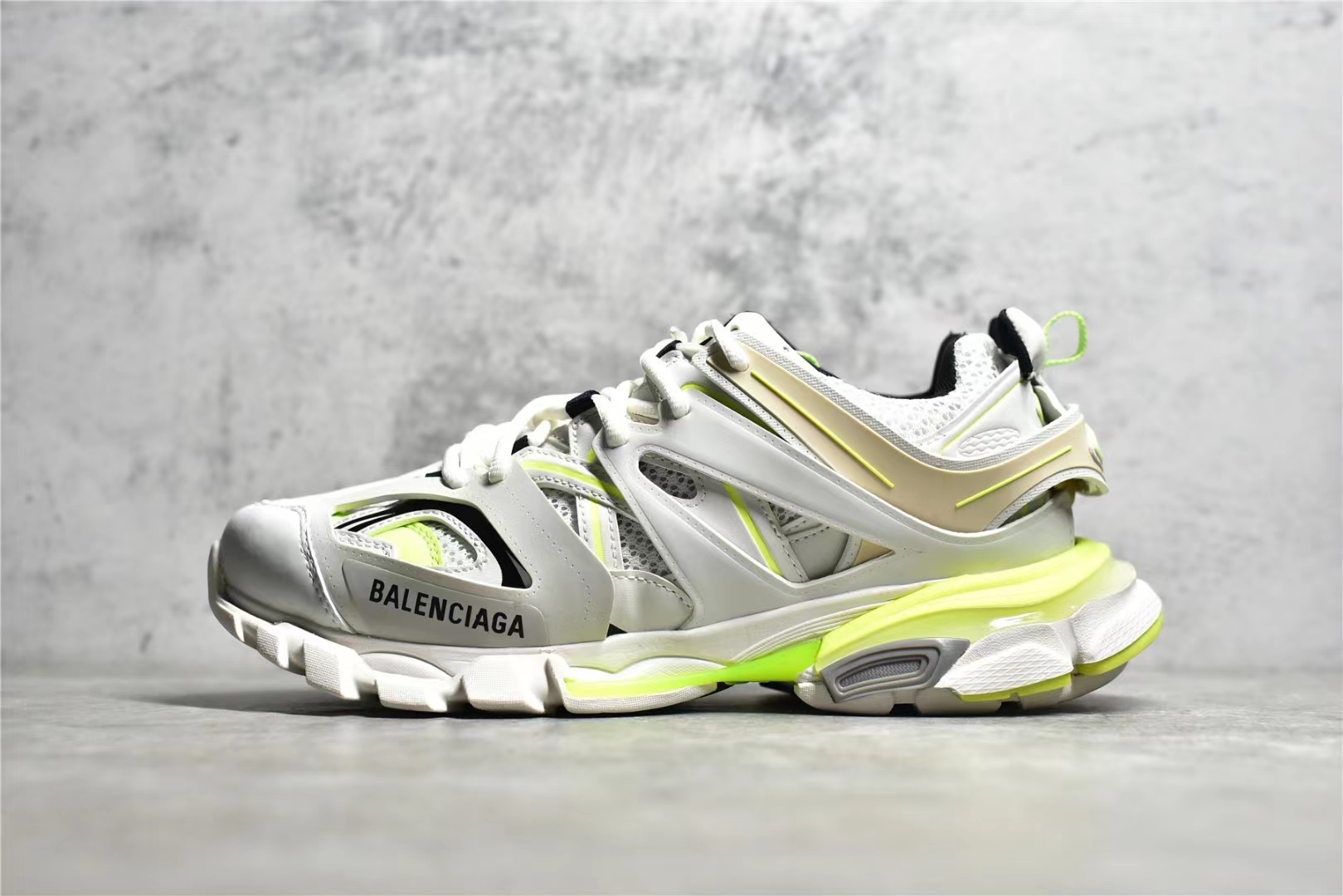 詳細な写真と価格については私に連絡してください。