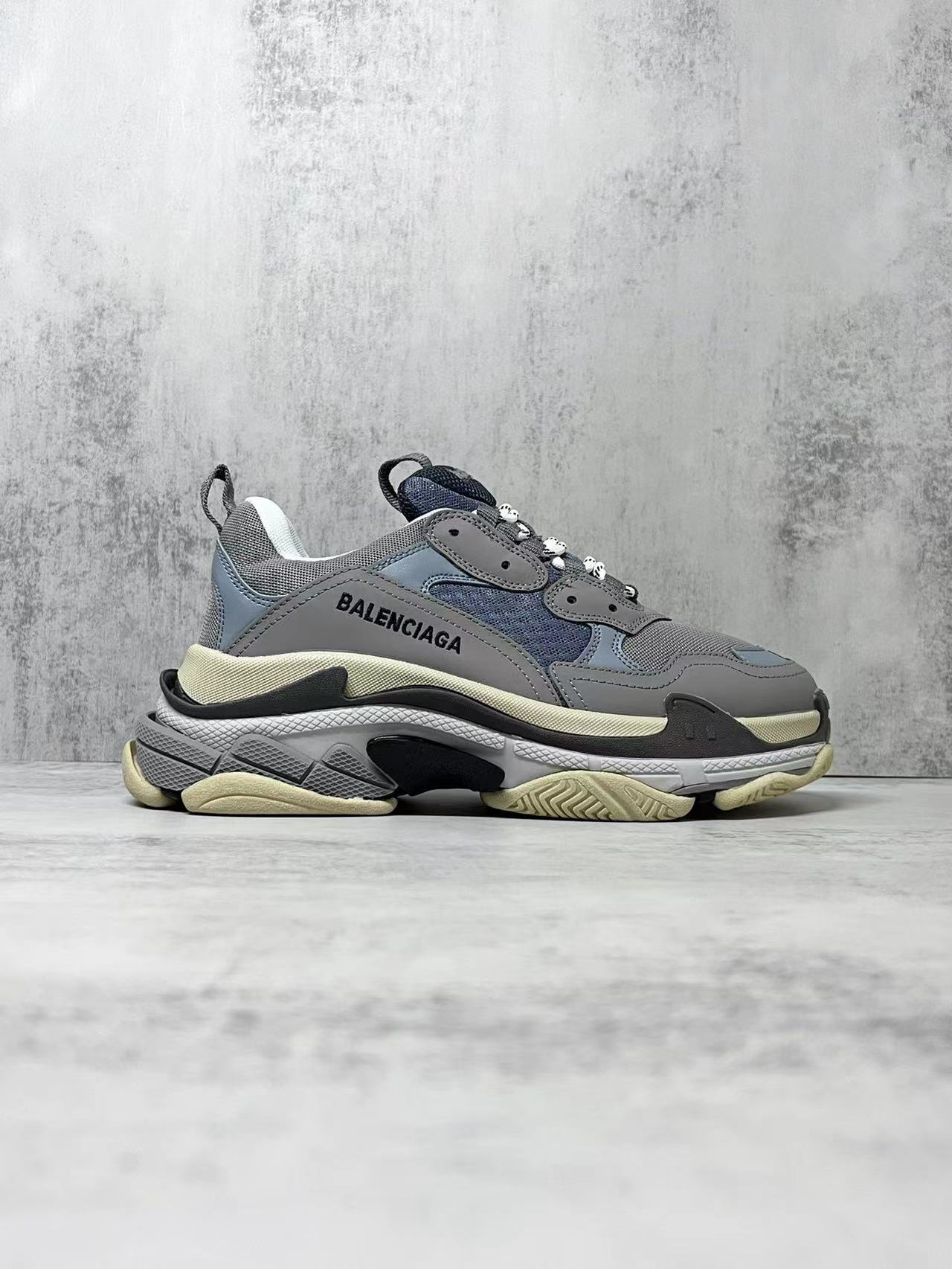 詳細な写真と価格については私に連絡してください。