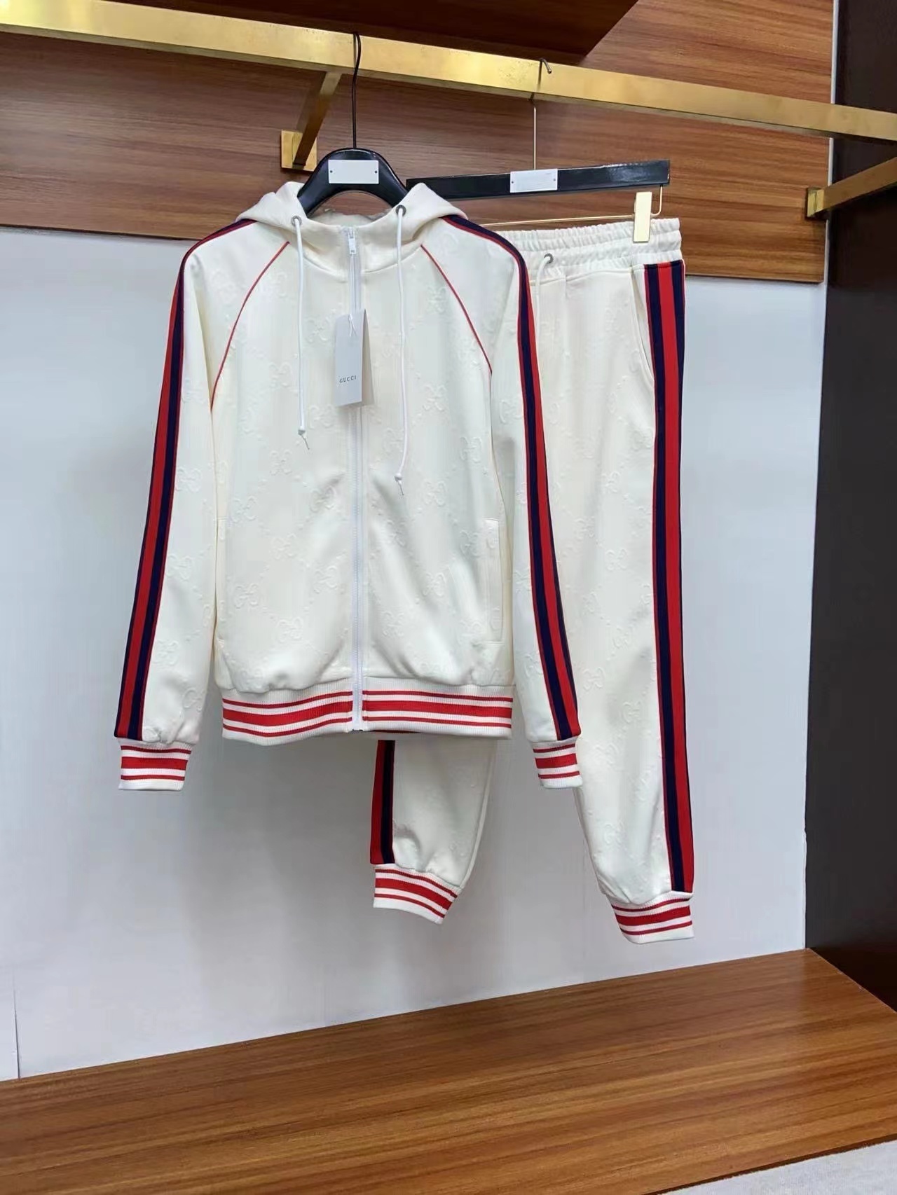 詳細な写真と価格については私に連絡してください。