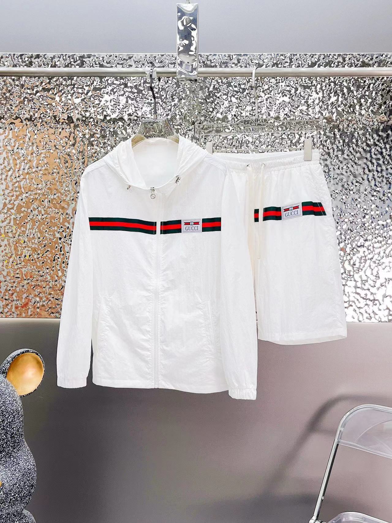 詳細な写真と価格については私に連絡してください。