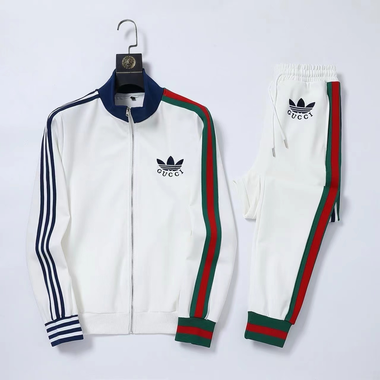 詳細な写真と価格については私に連絡してください。