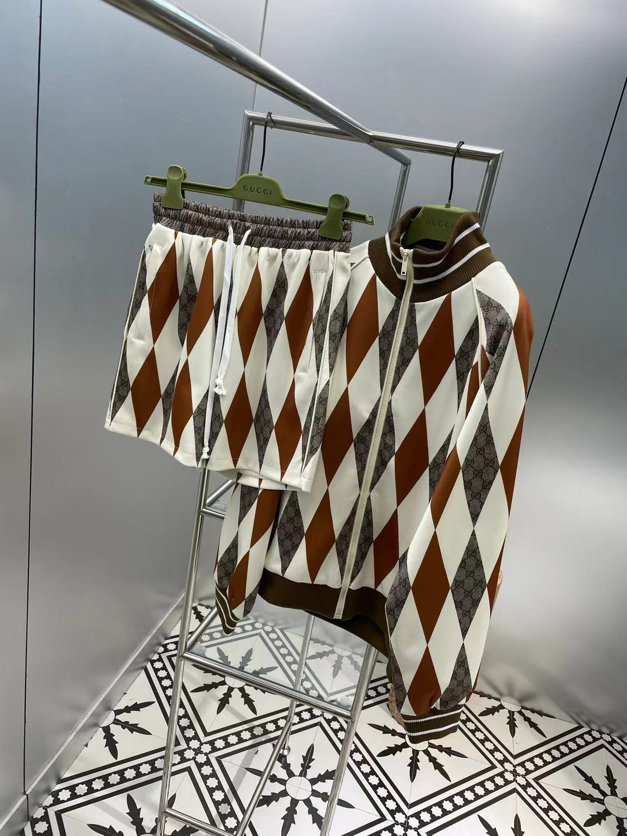 詳細な写真と価格については私に連絡してください。