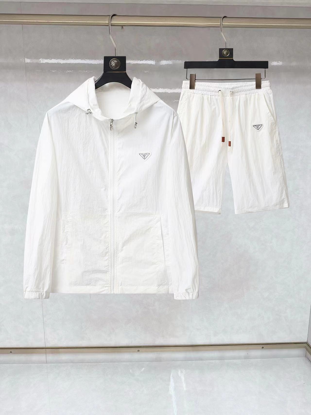 詳細な写真と価格については私に連絡してください。