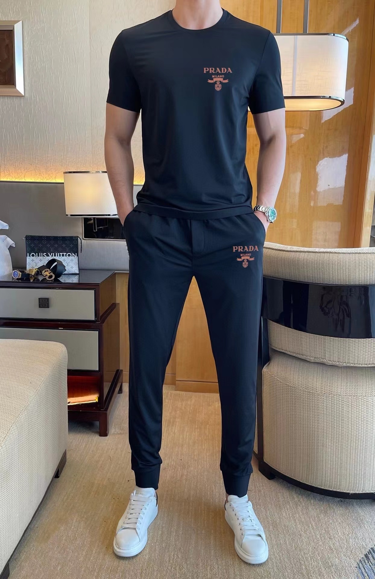 詳細な写真と価格については私に連絡してください。