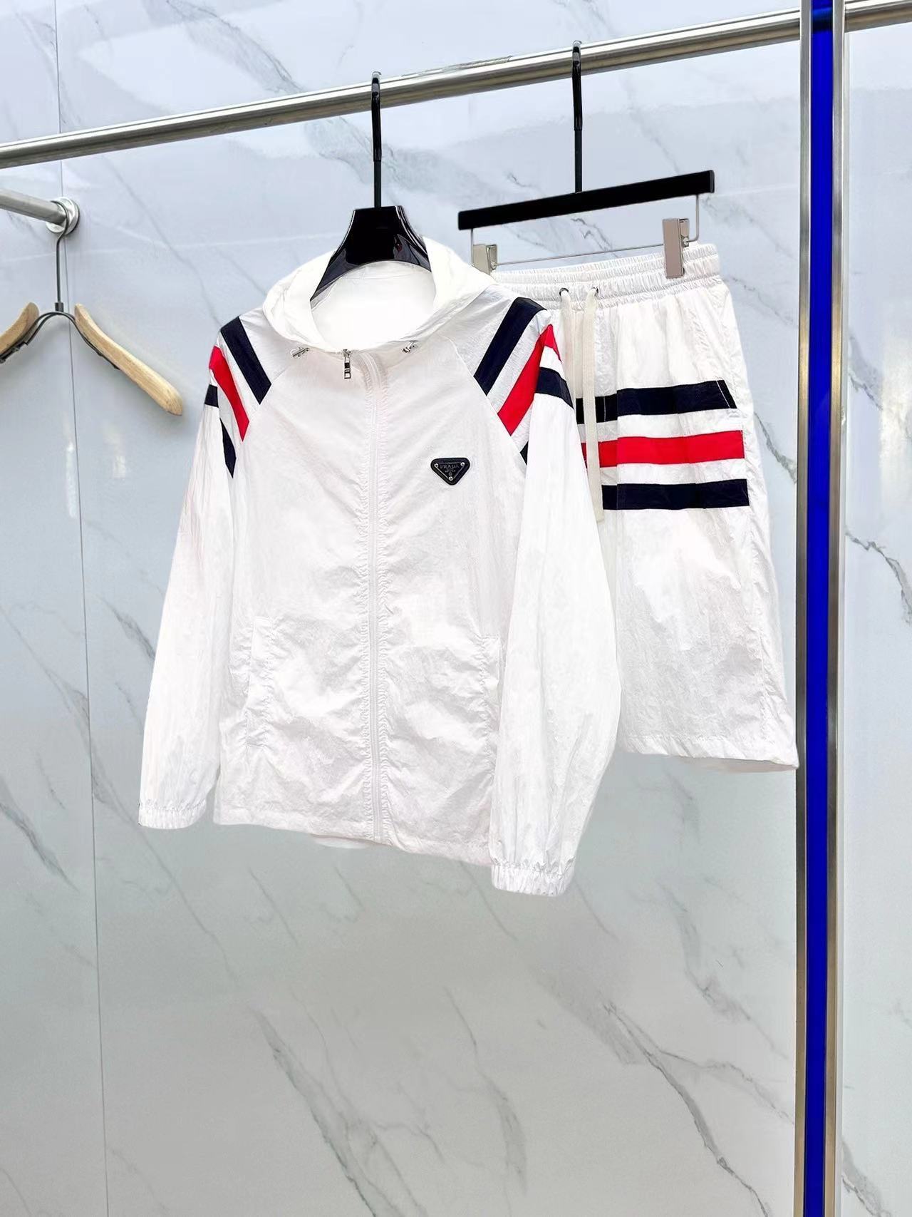 詳細な写真と価格については私に連絡してください。