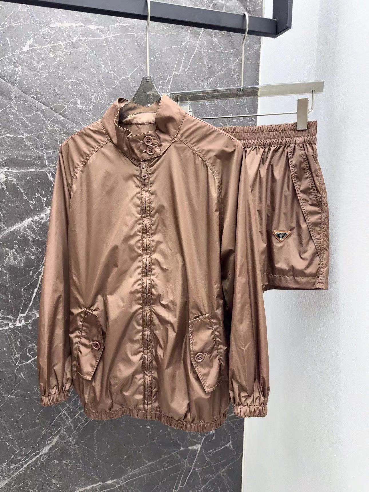 詳細な写真と価格については私に連絡してください。