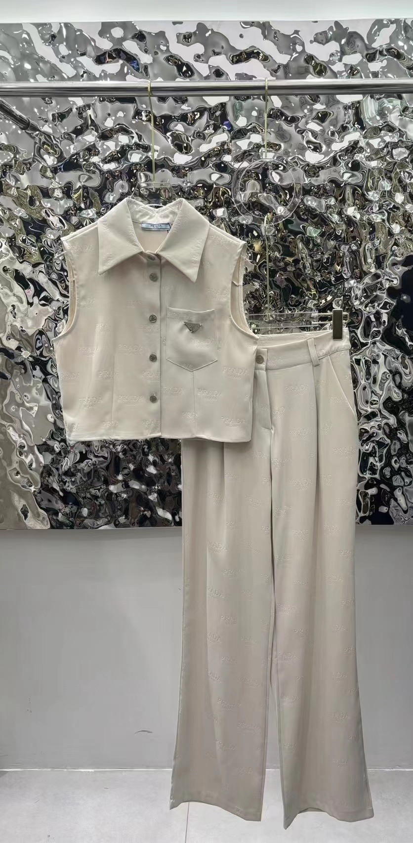 詳細な写真と価格については私に連絡してください。