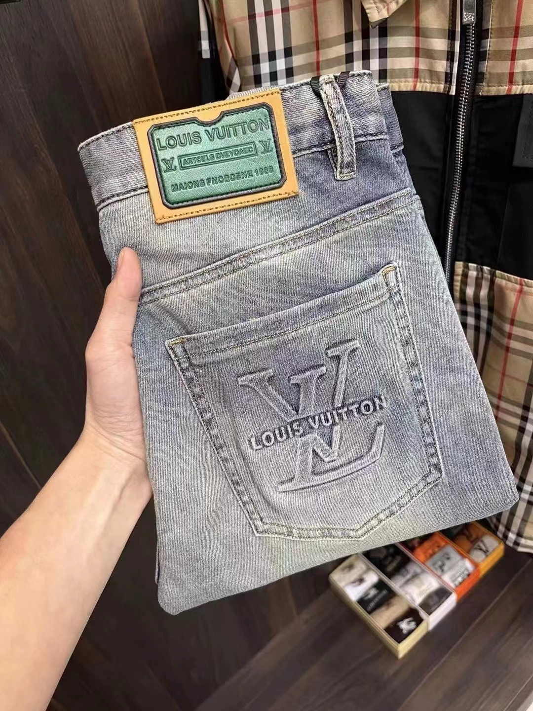 詳細な写真と価格については私に連絡してください。