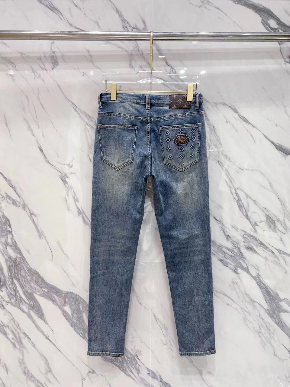 詳細な写真と価格については私に連絡してください。