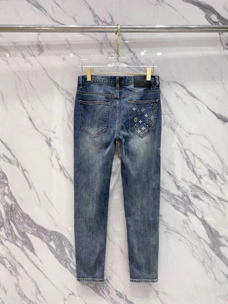 詳細な写真と価格については私に連絡してください。