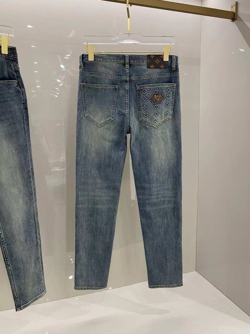 詳細な写真と価格については私に連絡してください。