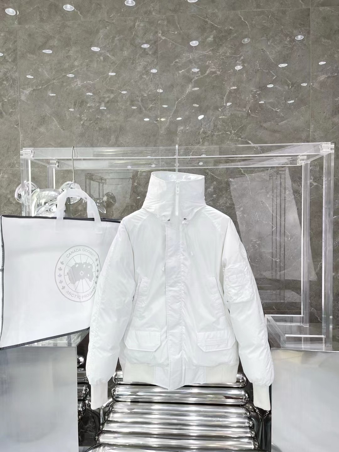 詳細な写真と価格については私に連絡してください。