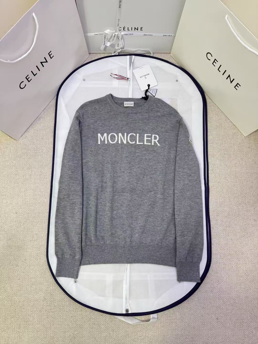 Monclerパーカー