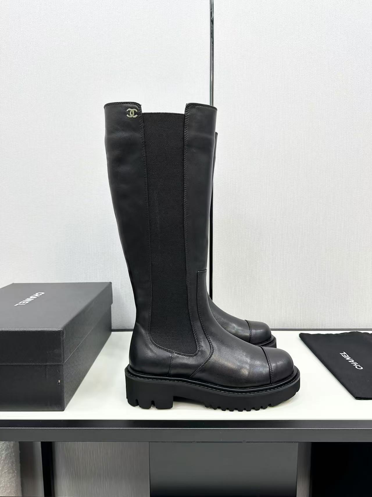 詳細な写真と価格については私に連絡してください。