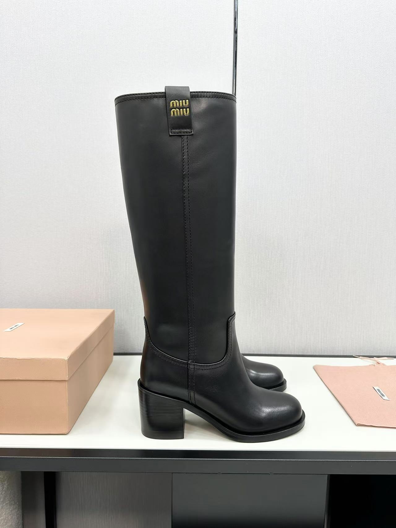 詳細な写真と価格については私に連絡してください。