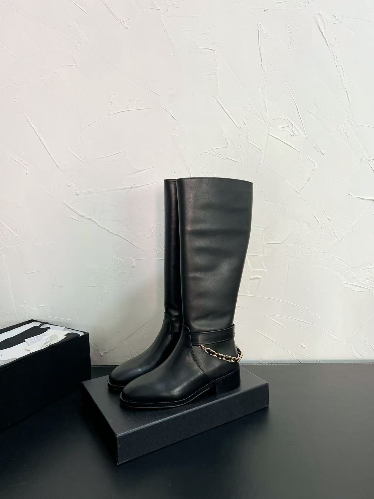 詳細な写真と価格については私に連絡してください。