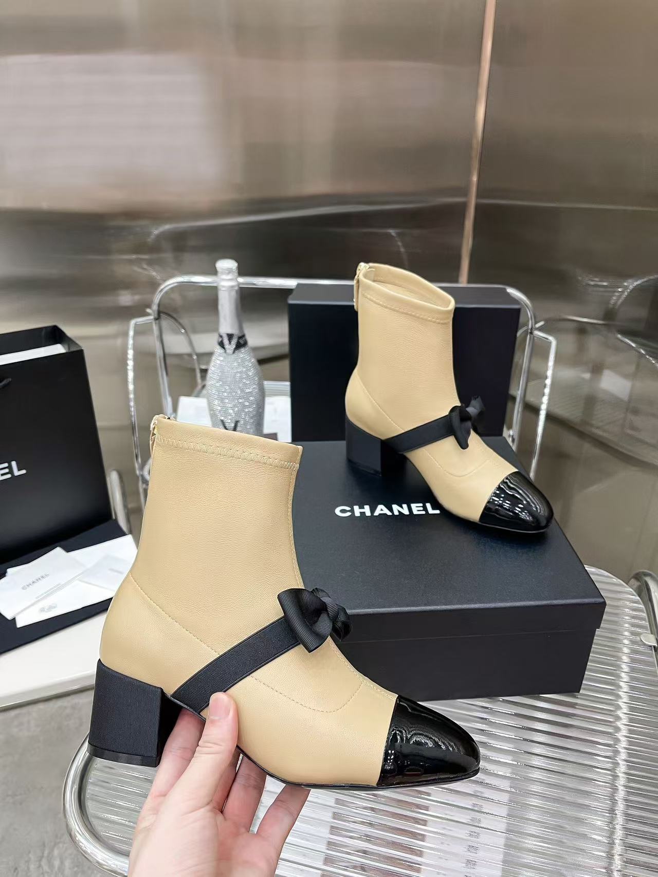 詳細な写真と価格については私に連絡してください。