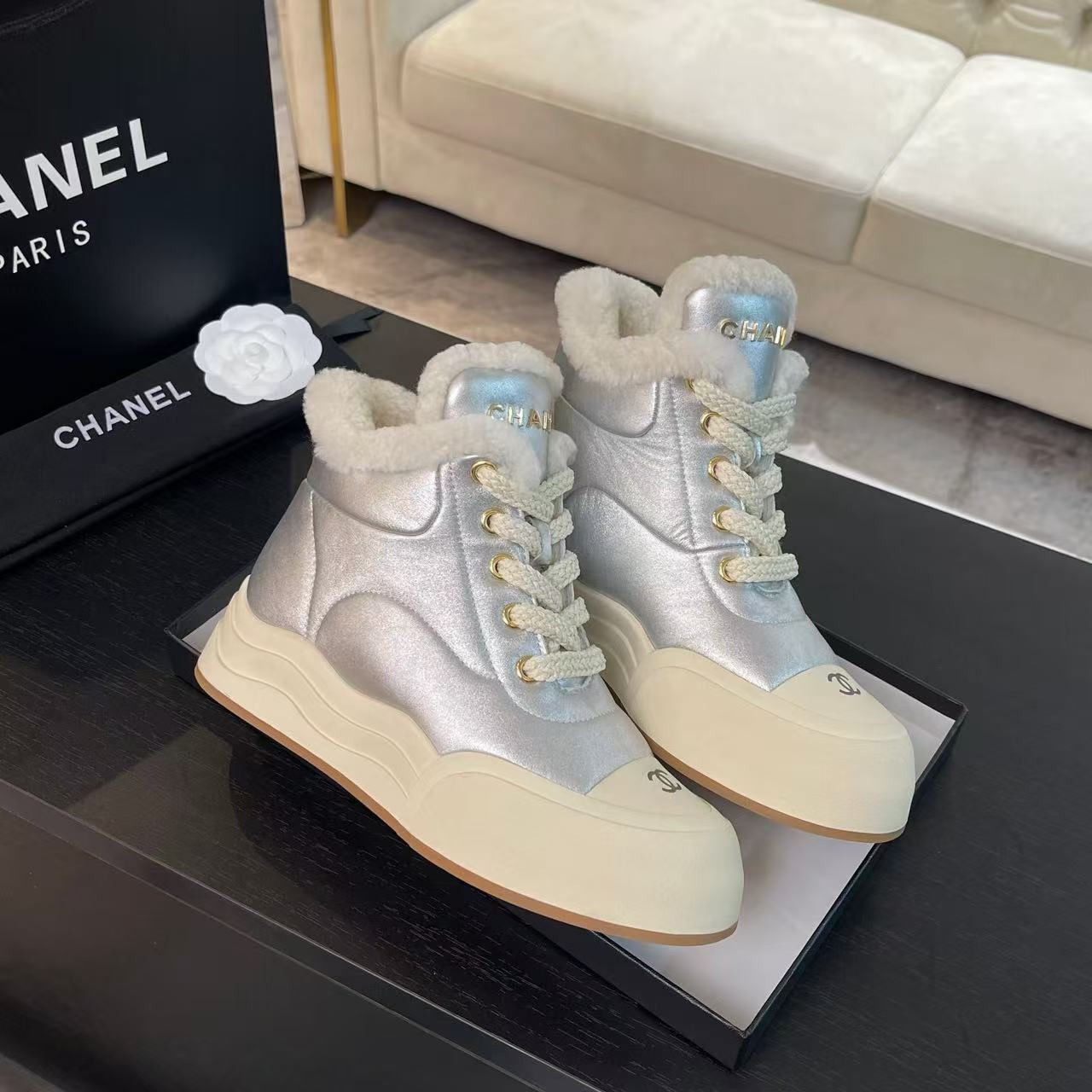 詳細な写真と価格については私に連絡してください。