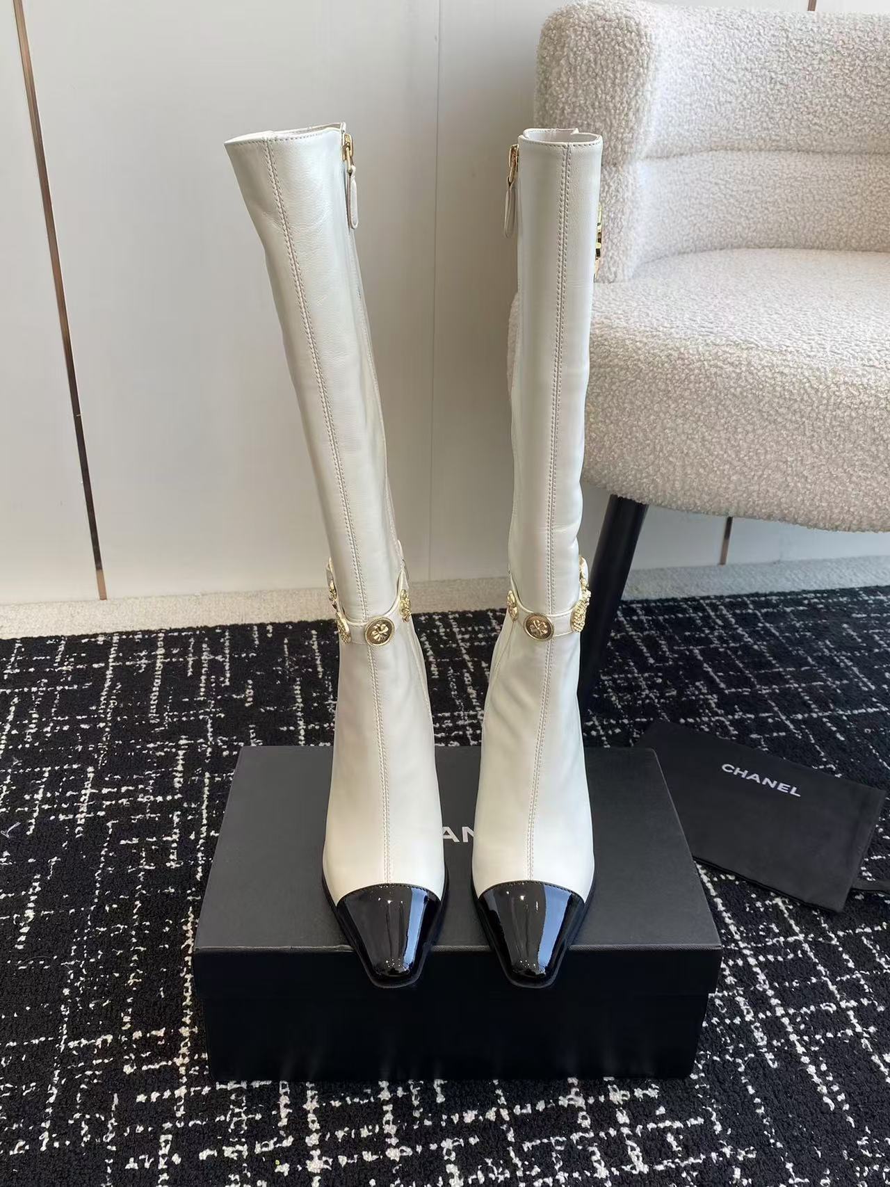 詳細な写真と価格については私に連絡してください。